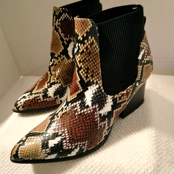 Qupid Women's Rubber Elastic Gore Pointy Toe Ankle Booties Snakeskin look Sz 6 - Picture 2 of 13